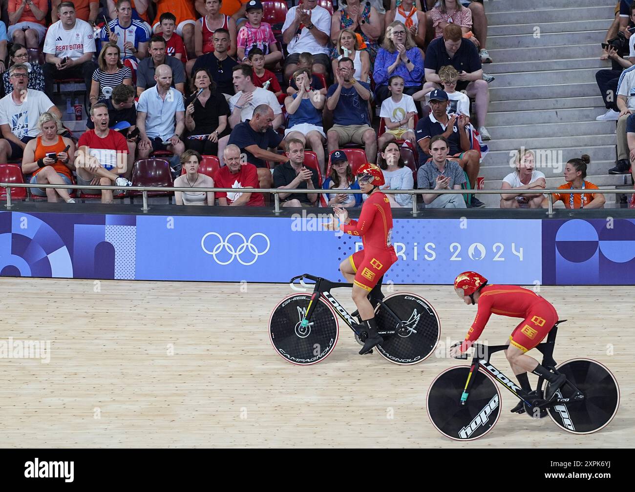Paris, France. 6th Aug, 2024. Guo Shuai (L) and Liu Qi of China react ...