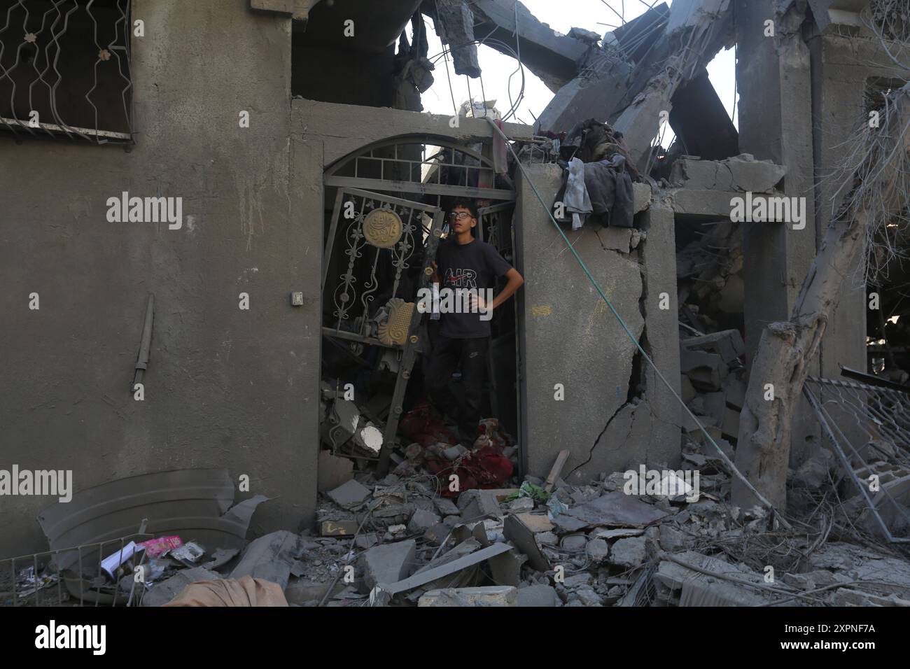 Palestinians check the destruction in Deir el-balah in the central Gaza Strip. Palestinians check the destruction in Deir el-balah in the central Gaza Strip, on August 7, 2024, following Israeli bombardment amid the ongoing conflict between Israel and the Palestinian Hamas militant group. Photo by Omar Ashtawy apaimages Deir el-balah Gaza Strip Palestinian Territory 070824 Dair El-Balah OSH 0076 Copyright: xapaimagesxOmarxAshtawyxxapaimagesx Stock Photo