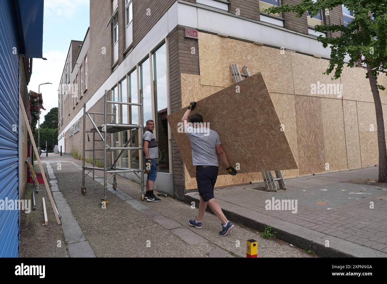 Windows being boarded up at Foxtons in North Finchley, London ahead of an anti-immigration protest. Picture date: Wednesday August 7, 2024. Stock Photo
