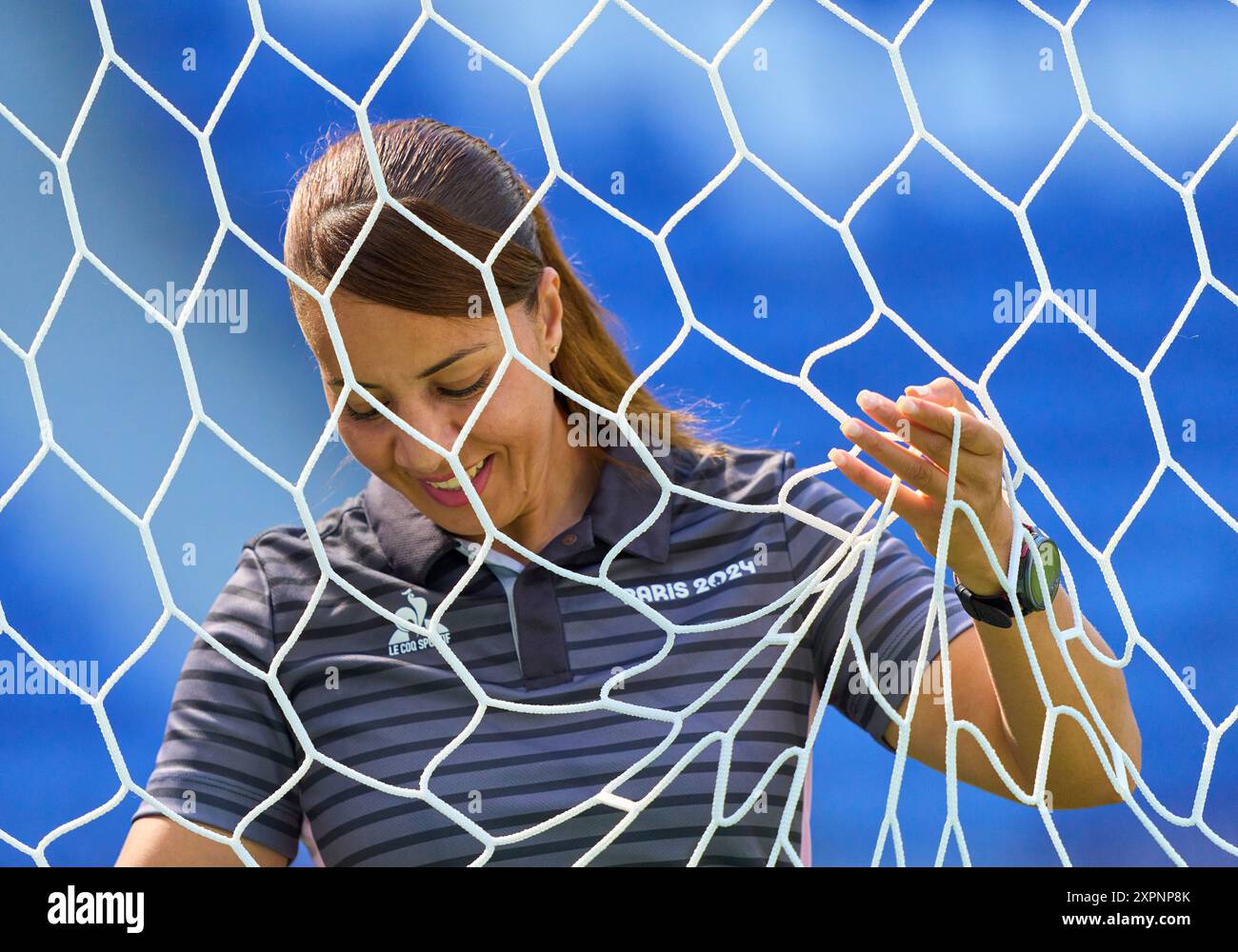 Lyon, France. 06th Aug, 2024. referee Bouchra Karboubi (MAR) with whistle, gestures, shows, watch, individual action, Schiedsrichter, Hauptschiedsrichter, schiri, Pfeiffe, Pfiff, Officials: Referee: Bouchra Karboubi(MAR) AR1: Fatiha Jermoumi (MAR) AR2:Diana Chikotesha (ZAM) 4th Official: Yujeong Kim (KOR) at the women Olympic semifinal match GERMANY - USA 0-1 n.V. at Stade de Lyon in Lyon at Aug 6, 2024 in Lyon, France. Season 2024/2025 Photographer: ddp images/star-images Credit: ddp media GmbH/Alamy Live News Stock Photo