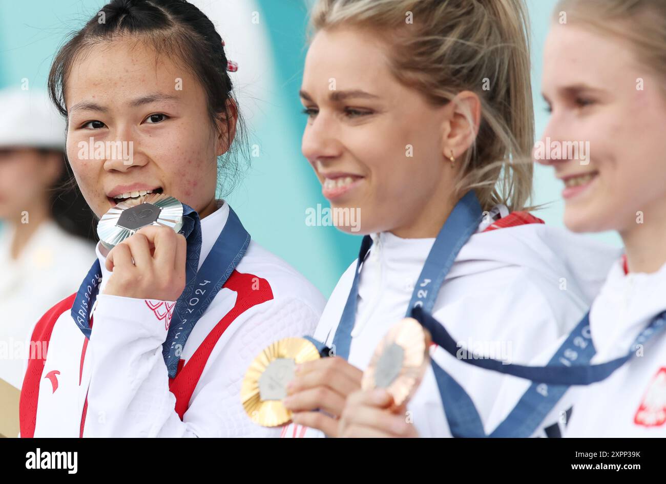 Le Bourget, France. 7th Aug, 2024. Silver medalist Deng Lijuan (L) of ...