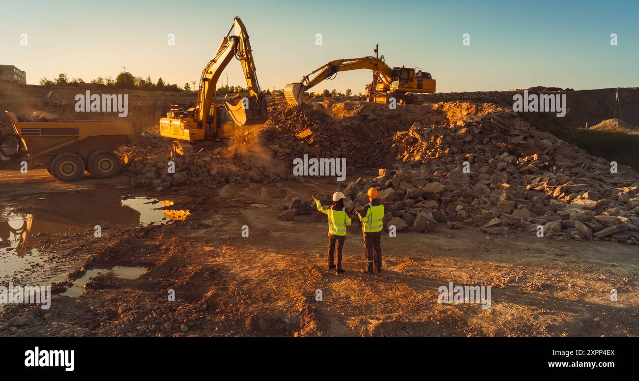 Excavator digging rocks hi-res stock photography and images - Alamy