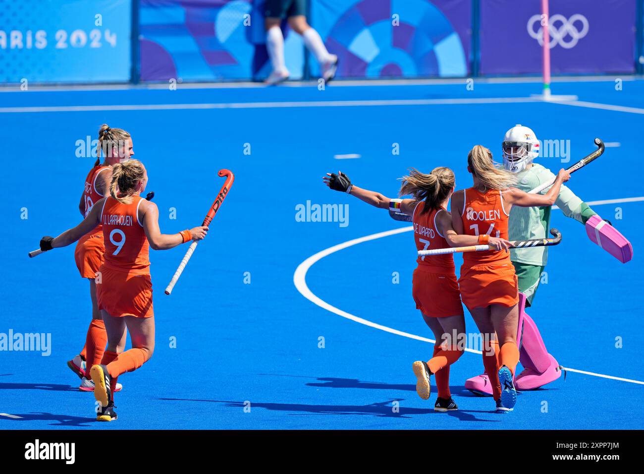 Netherlands' players celebrate after winning the women's semifinal ...
