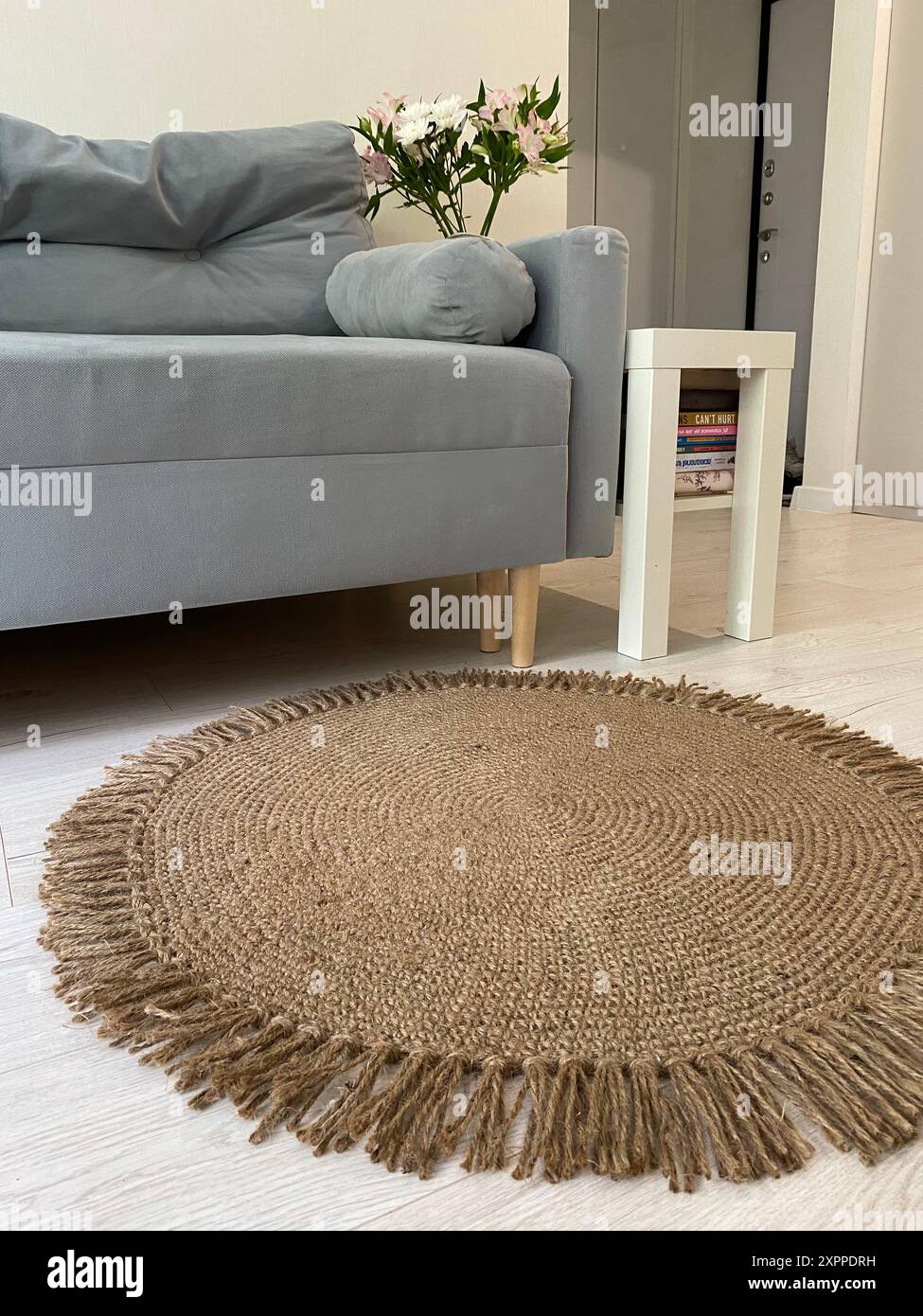 Relaxed Rugs Relaxed stylish living room setup hi-res stock photography and images ...