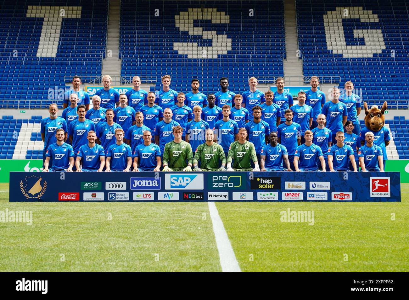 07 August 2024, Baden-Württemberg, Sinsheim: Soccer: Bundesliga, Mediaday TSG Hoffenheim, PreZero-Arena. Hoffenheim's team - (front row l-r) Jacob Bruun Larsen, Pavel Kaderabek, Marco John, Grischa Prömel, goalkeeper Lúkas Petersson, goalkeeper Oliver Baumann, goalkeeper Luca Philipp, Stanley Nsoki, Alexander Prass, Finn Ole Becker and Umut Tohumcu; (2nd row from bottom l-r) Head coach Pellegrino Matarazzo, assistant coach Benjamin Hübner, assistant coach Frank Fröhling, assistant coach Michael Kammermeyer, Attila Szalai, Max Moerstadt, Anton Stach, Kevin Akpoguma, Florian Grillitsch as well a Stock Photo