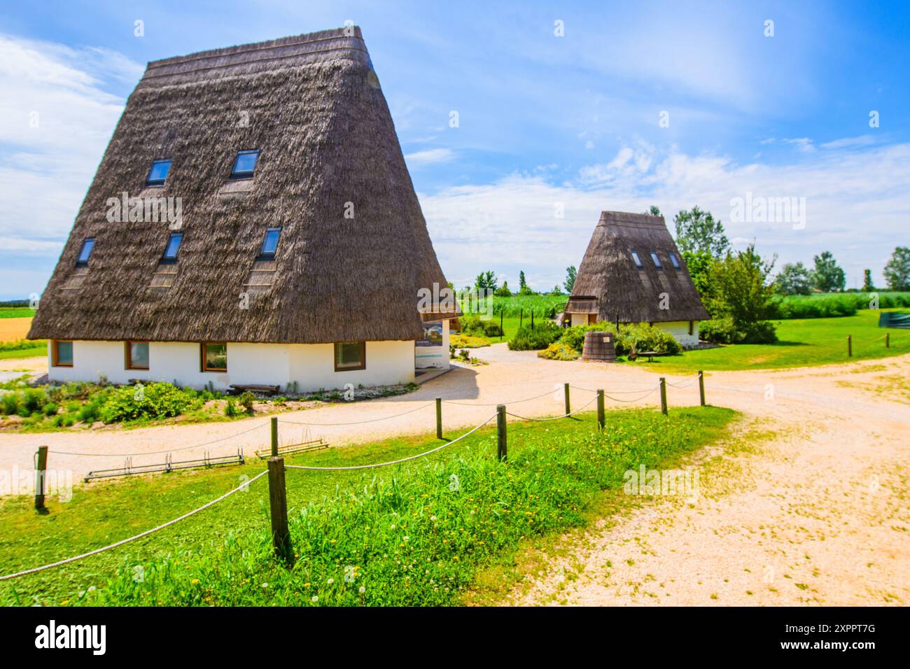 Casoni della Fogolana in Valle Millecampi, Veneto, Italy – Traditional thatched-roof houses set in a serene wetland landscape, showcasing the rustic c Stock Photo