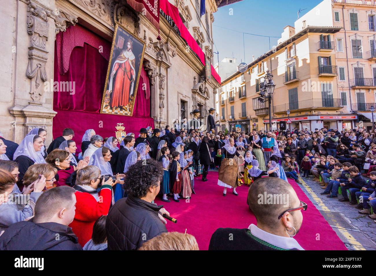 La Colcada de Pere d’Alcantara Penya, dancing traditional boleros ...