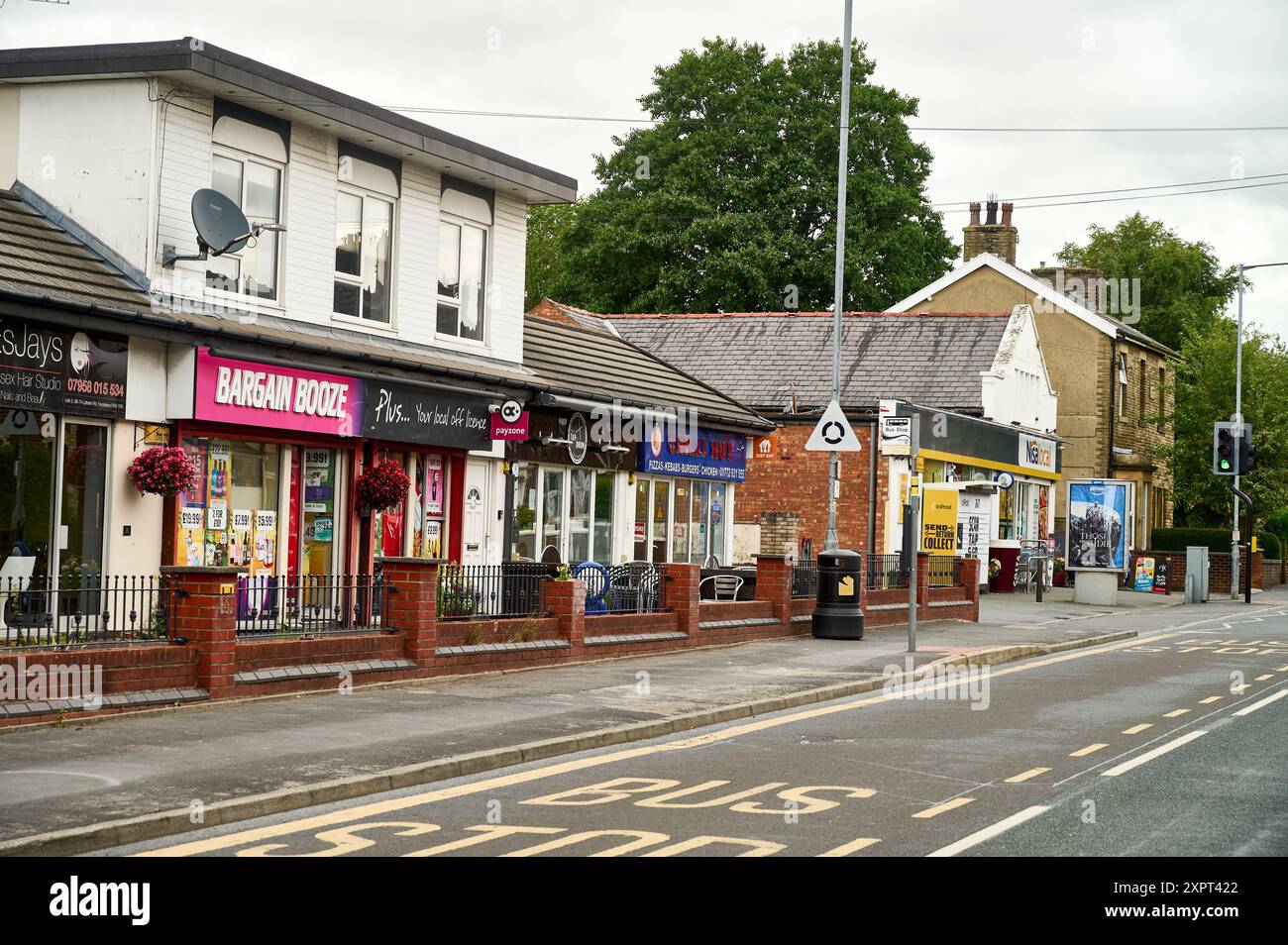 Row shops main road hi-res stock photography and images - Alamy