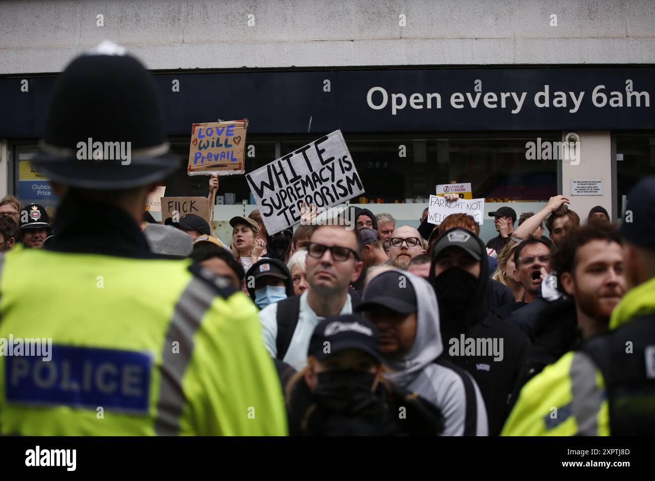 07 August 2024, Brighton, UK Anti Racist Solidarity Swamps Far Right ...