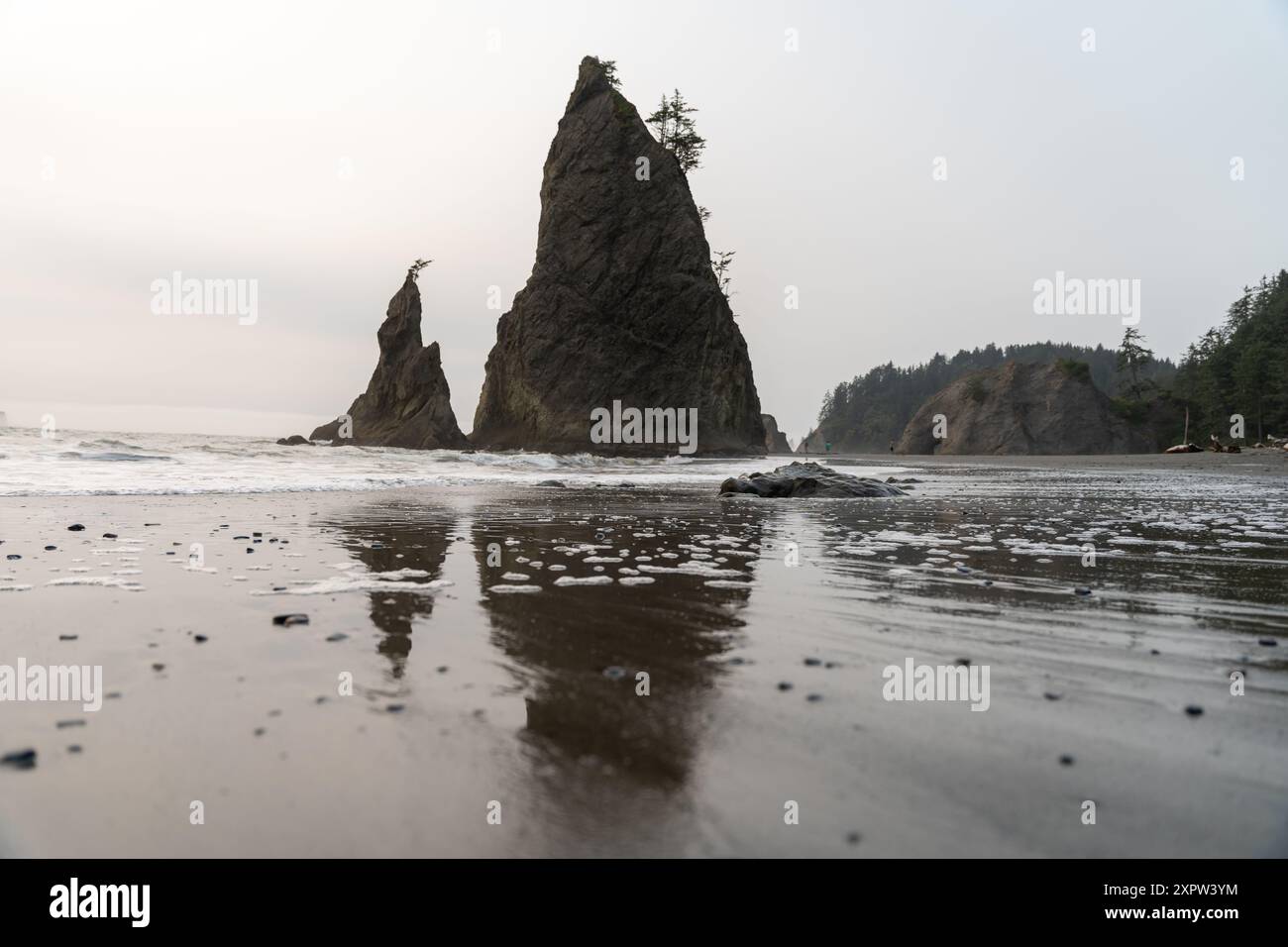 Riatloo Rocks Split rock rialto beach hi-res stock photography and images - Alamy