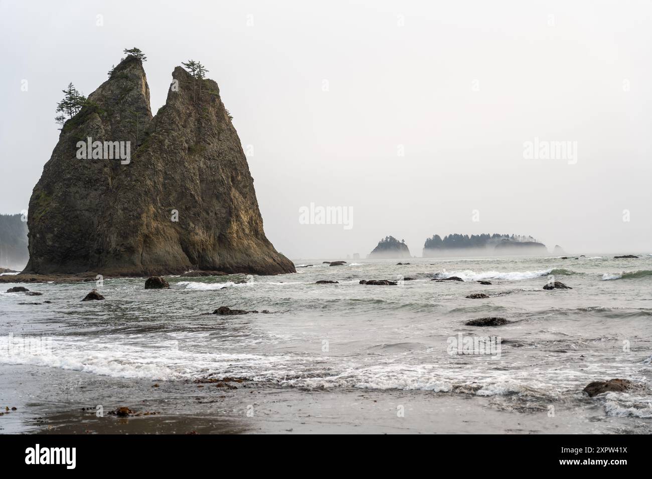 Riatloo Rocks Split rock rialto beach hi-res stock photography and images - Alamy