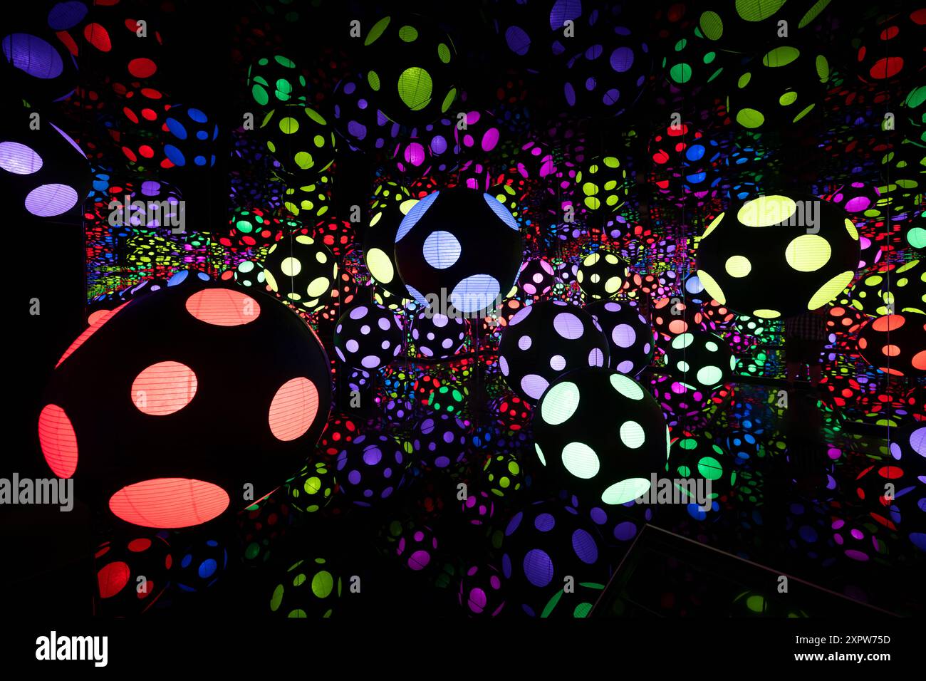 Infinity mirror room hi-res stock photography and images - Alamy, image size:1300x956