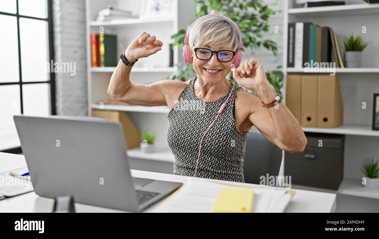 Mature woman desk happy alone hi-res stock photography and images - Alamy