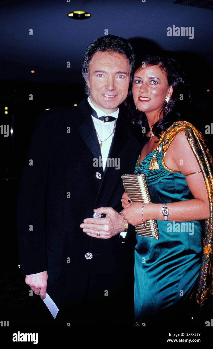 Schlagersänger Peter Orloff mit Ehefrau Linda, bei der UNESCO Gala in ...