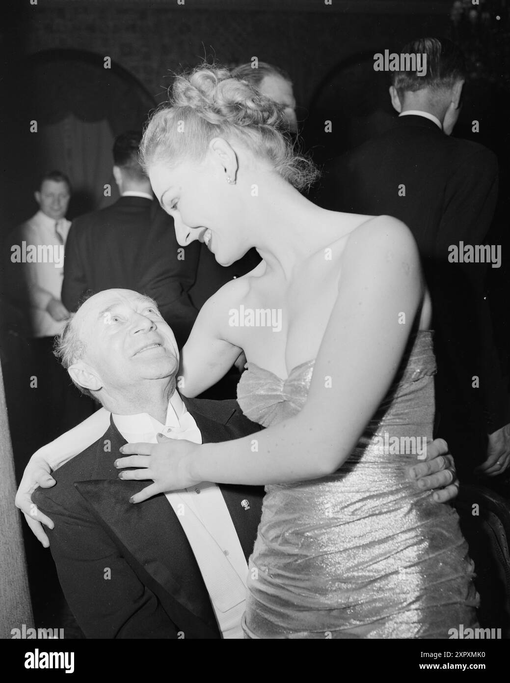 Aktuell 23-1948: Skuespillerfest. Jubileumsbankett på Bristol. J. Holst-Jensen populær blant damene, får en klem av Henny Mürer.Foto: Sverre A. Børretzen / Aktuell / NTB ***Foto er ikke bildebehandlet***      This image text is auto translated Stock Photo