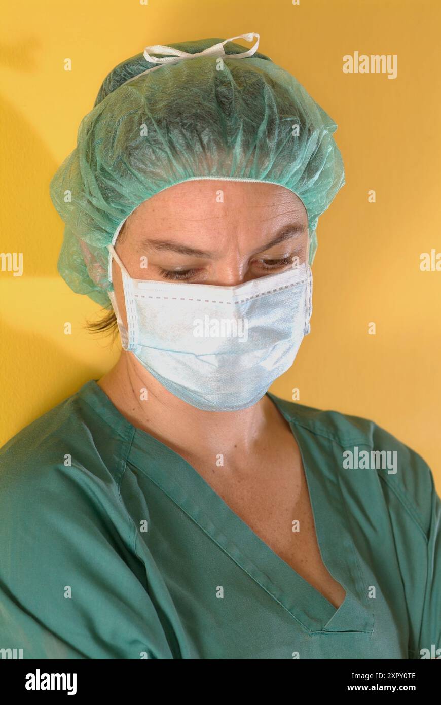 Operating room nurse looking down hi-res stock photography and images ...