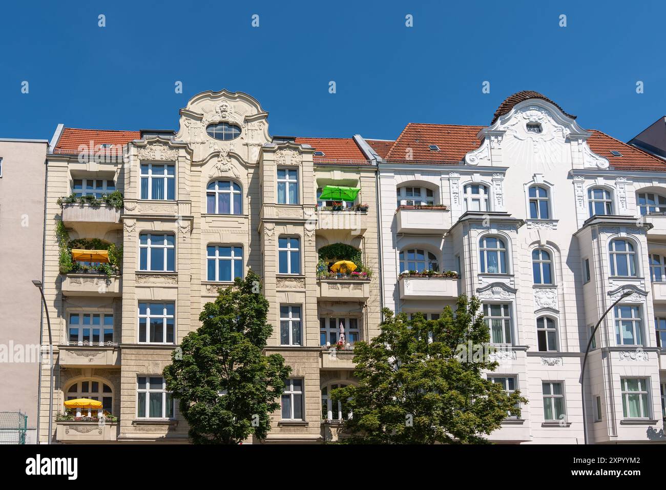 Row of tall buildings hi-res stock photography and images - Alamy