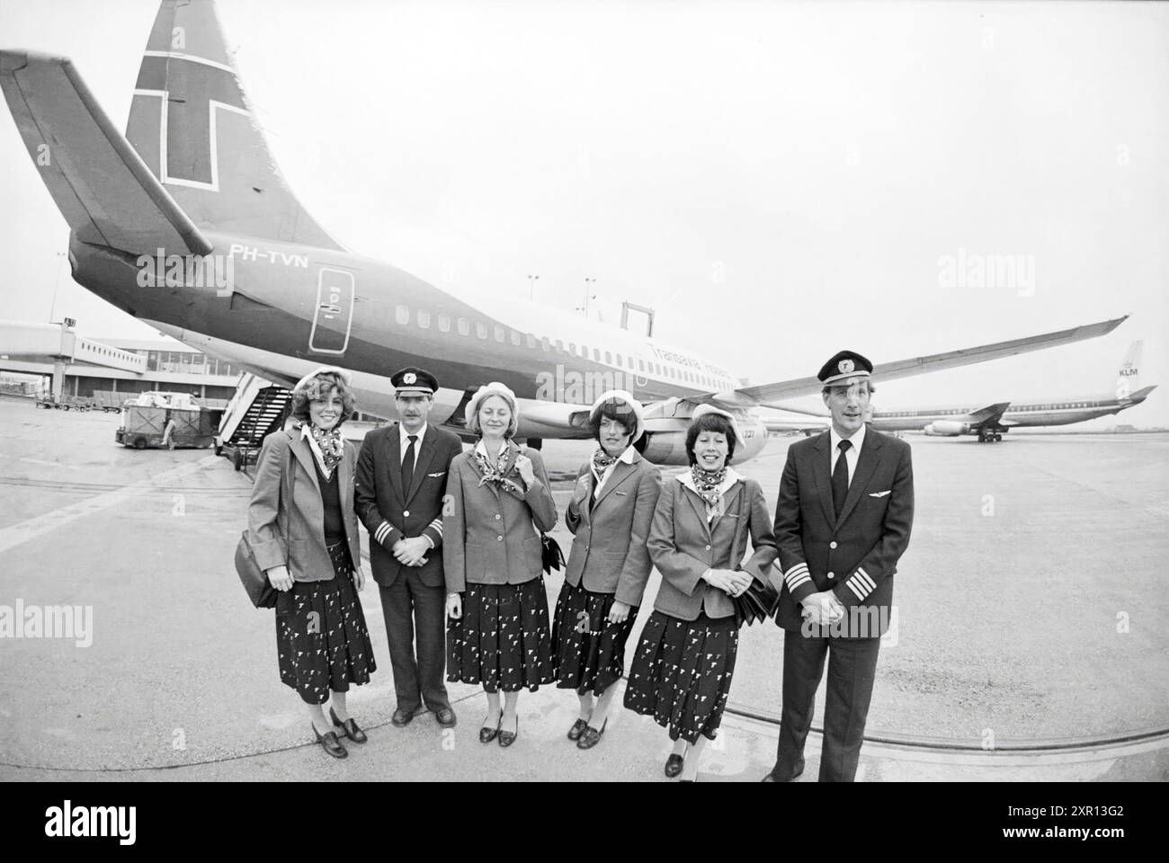 Portrait of pilots and stewardesses for Transavia aircraft, Schiphol, 16-08-1979, Whizgle Dutch News: Historic Images Tailored for the Future. Explore The Netherlands past with modern perspectives through Dutch agency imagery. Bridging yesterday's events with tomorrow's insights. Embark on a timeless journey with stories that shape our future. Stock Photo