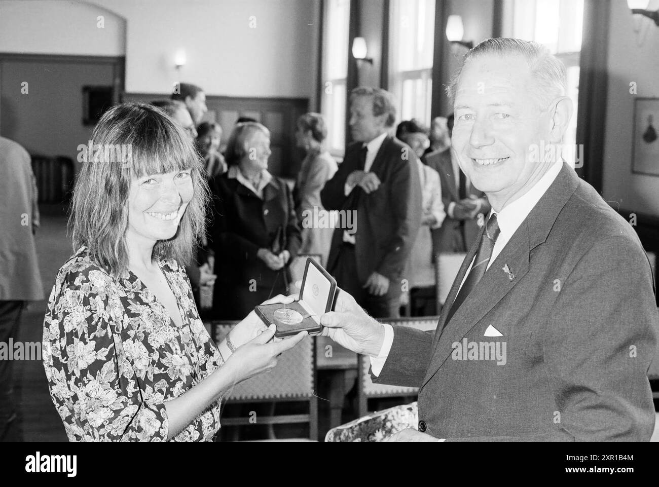 Award ceremony Jeanne Doomen, H'lem, Haarlem, The Netherlands, 25-06-1992, Whizgle Dutch News: Historic Images Tailored for the Future. Explore The Netherlands past with modern perspectives through Dutch agency imagery. Bridging yesterday's events with tomorrow's insights. Embark on a timeless journey with stories that shape our future. Stock Photo