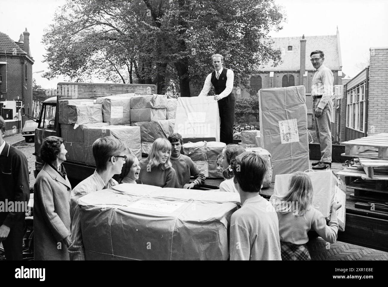 Sending clothes to Biafra, Whizgle Dutch News: Historic Images Tailored for the Future. Explore The Netherlands past with modern perspectives through Dutch agency imagery. Bridging yesterday's events with tomorrow's insights. Embark on a timeless journey with stories that shape our future. Stock Photo