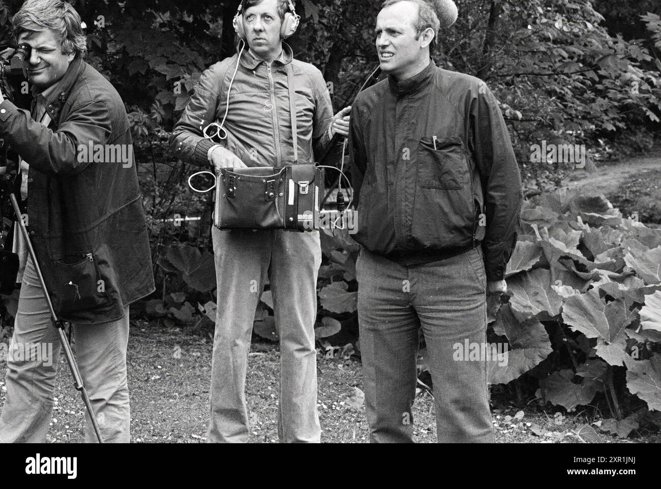 Film crew, 25-05-1982, Whizgle Dutch News: Historic Images Tailored for the Future. Explore The Netherlands past with modern perspectives through Dutch agency imagery. Bridging yesterday's events with tomorrow's insights. Embark on a timeless journey with stories that shape our future. Stock Photo