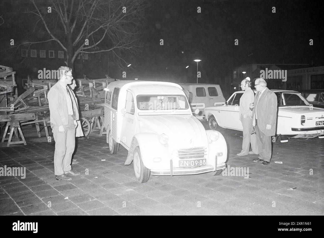 Autohandel J.G.S. van der Peet, Haarlem, Roemer Visscherstraat, The Netherlands, 00-12-1971, Whizgle Dutch News: Historic Images Tailored for the Future. Explore The Netherlands past with modern perspectives through Dutch agency imagery. Bridging yesterday's events with tomorrow's insights. Embark on a timeless journey with stories that shape our future. Stock Photo