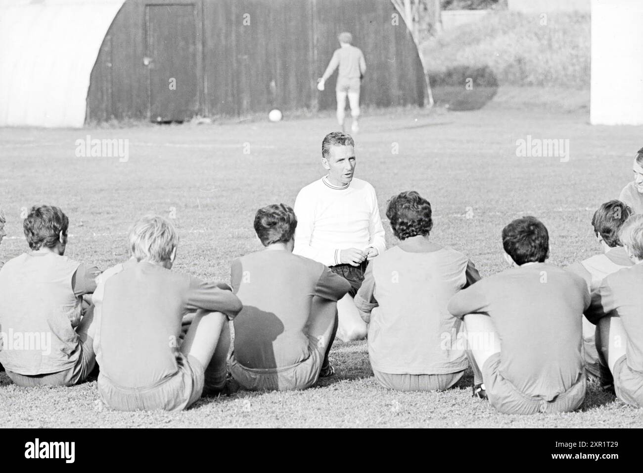 Trainer in action, Football Haarlem, 04-08-1970, Whizgle Dutch News: Historic Images Tailored for the Future. Explore The Netherlands past with modern perspectives through Dutch agency imagery. Bridging yesterday's events with tomorrow's insights. Embark on a timeless journey with stories that shape our future. Stock Photo