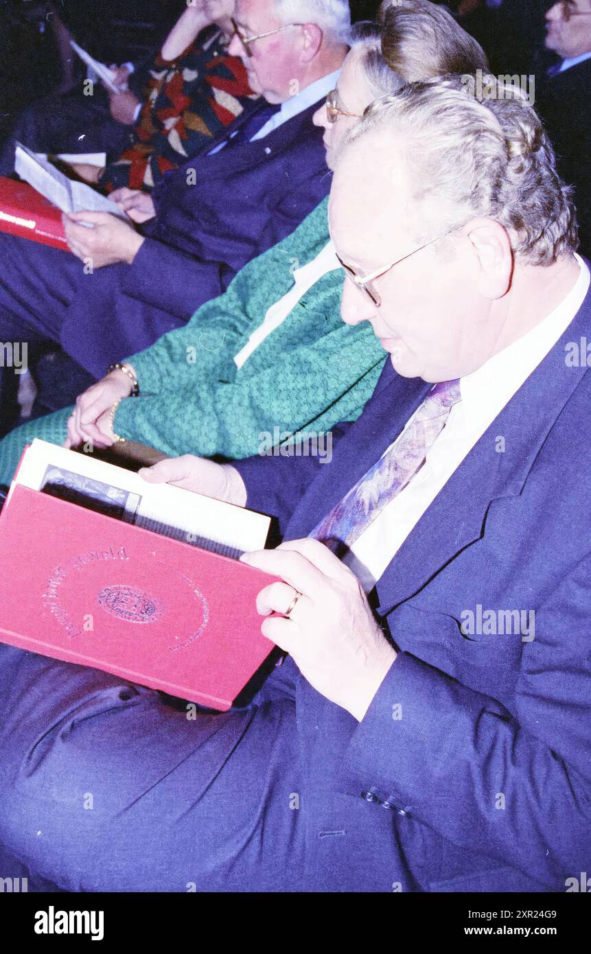 Presentation of book Haarlem 750 years to (former) mayors and (former) commissioners of the Queen in the town hall, Haarlem, Grote Markt, The Netherlands, 30-03-1995, Whizgle Dutch News: Historic Images Tailored for the Future. Explore The Netherlands past with modern perspectives through Dutch agency imagery. Bridging yesterday's events with tomorrow's insights. Embark on a timeless journey with stories that shape our future. Stock Photo