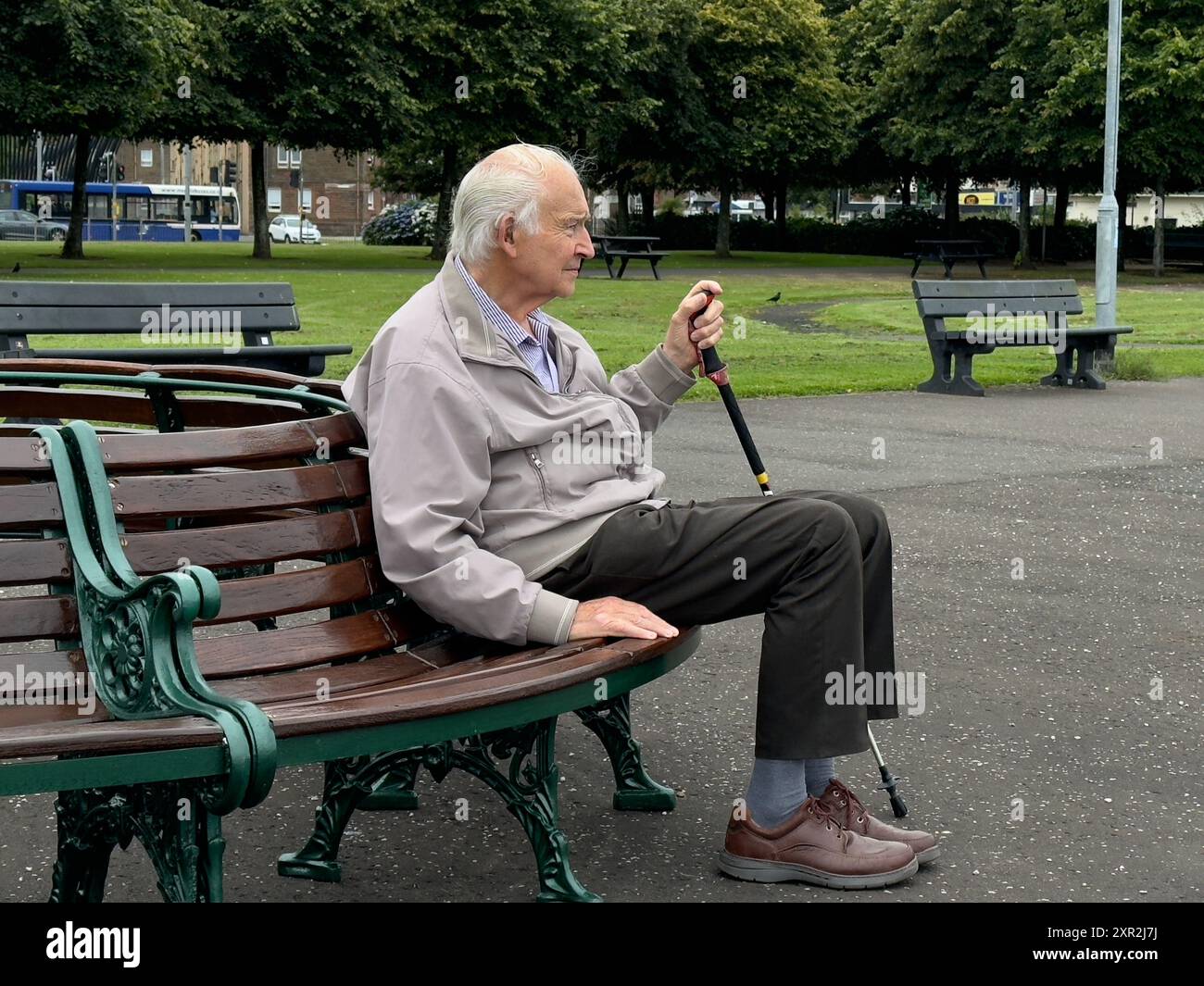 Man uk park bench lonely hi-res stock photography and images - Alamy