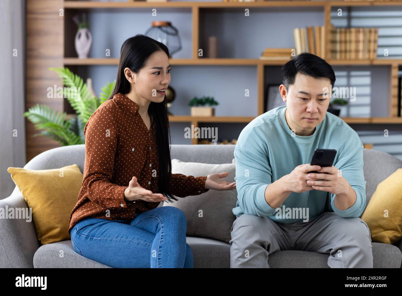 Man woman arguing phone hi-res stock photography and images - Alamy