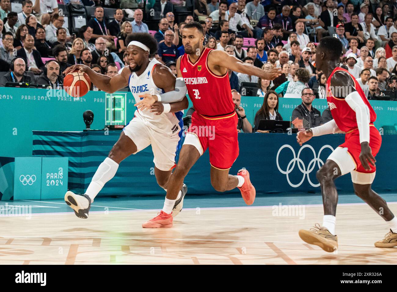 Guerschon Yabusele ( 7 France) and Johannes Thiemann ( 32 Germany