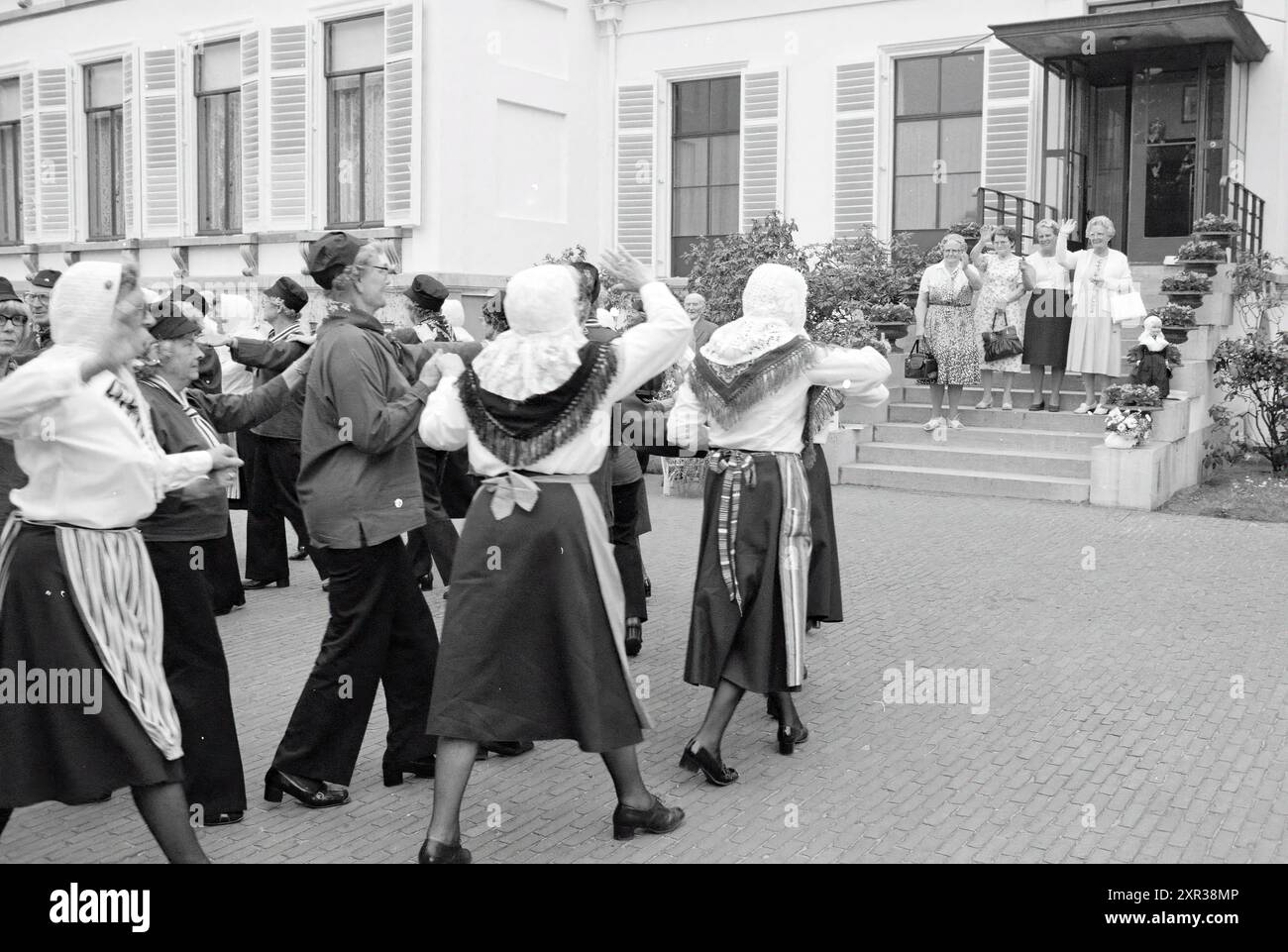 Defilement Color Elderly Defilé color, Defilé, Baarn, Amsterdamsestraatweg, 10-06-1980 ...