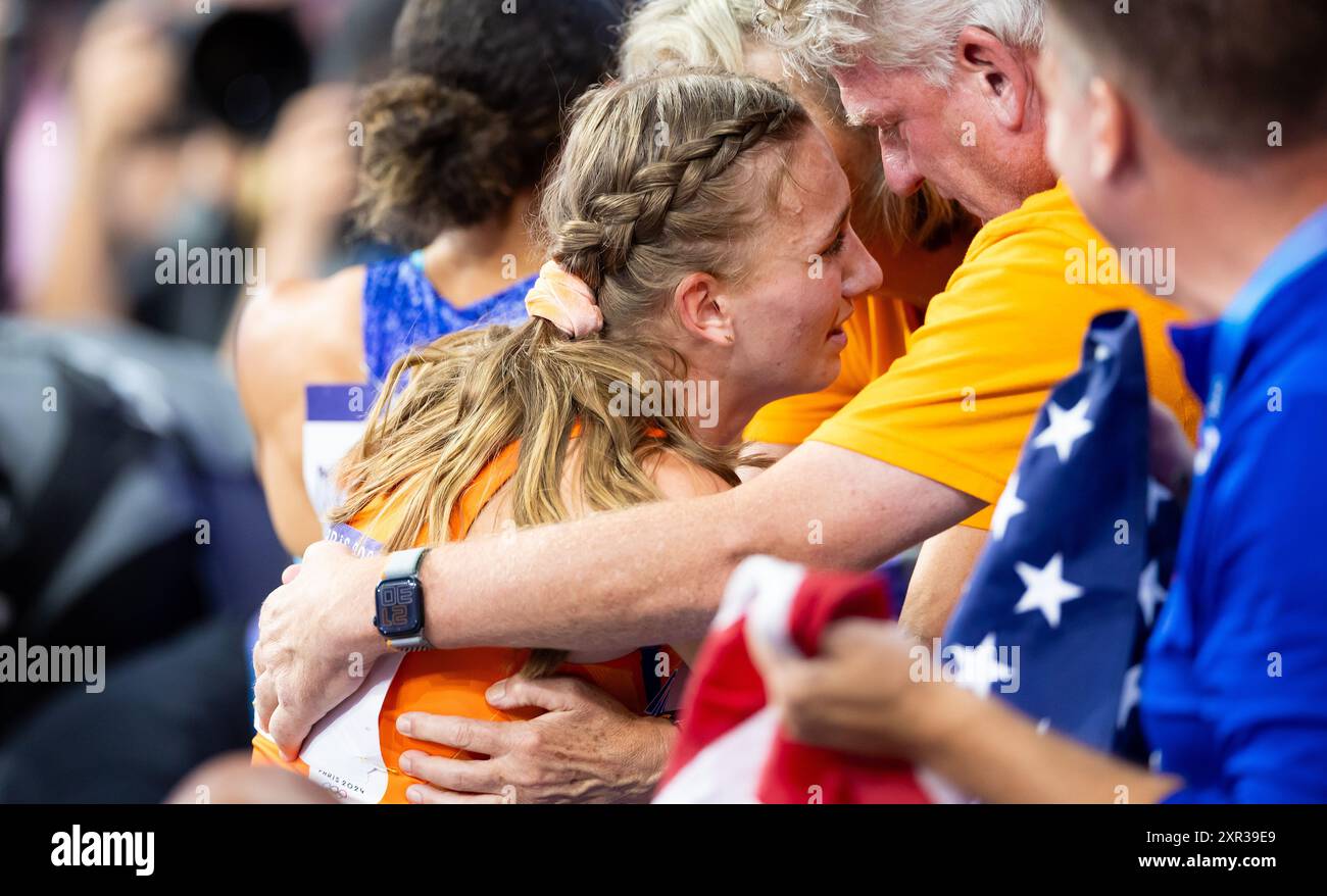 PARIS - Femke Bol with her parents after the final 400 meter hurdles during the Olympic