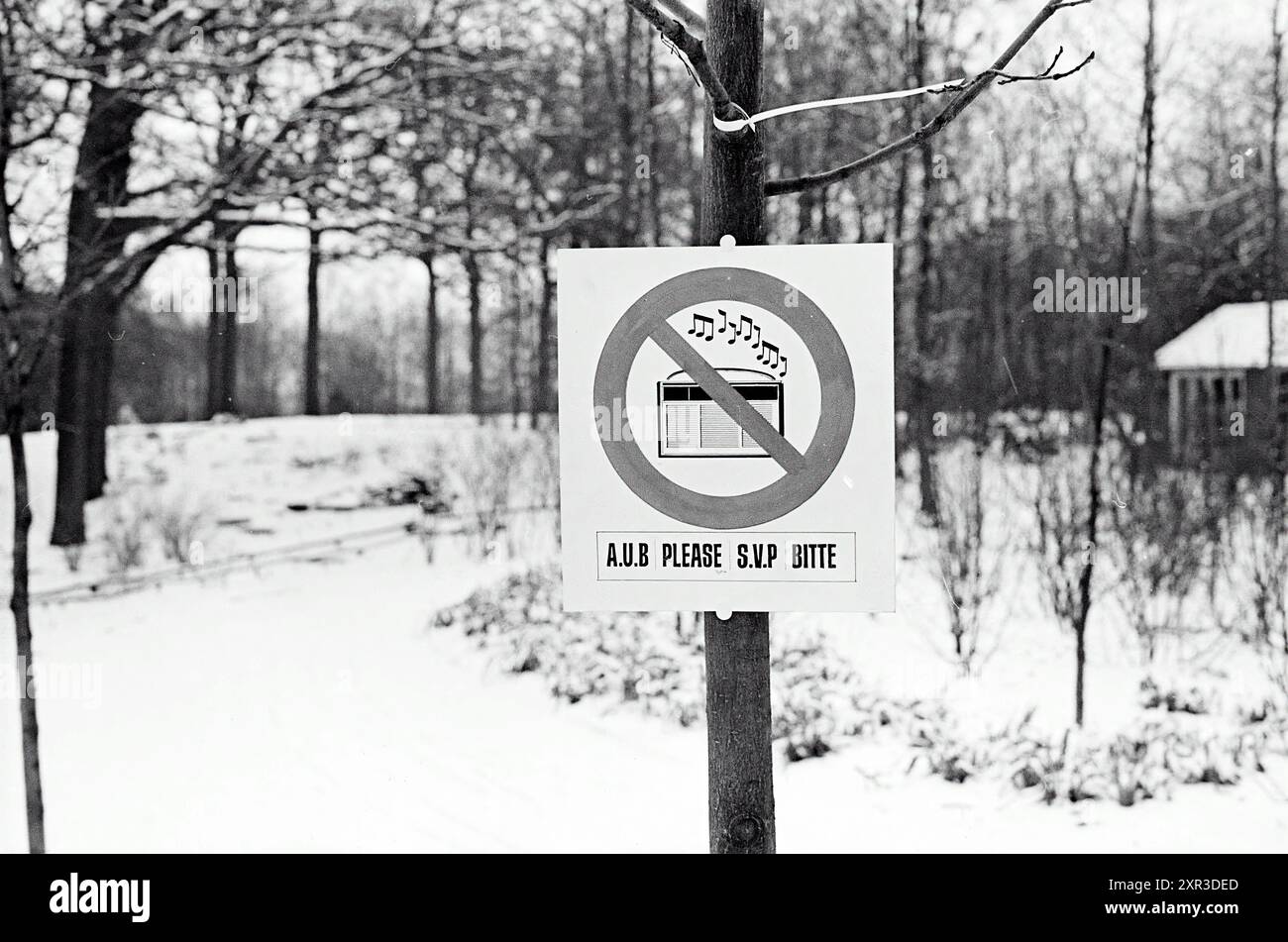 Sign prohibited for transistor radios in Keukenhof, Borden, Keukenhof Foundation estate in Lisse, Stationsweg, 19-02-1964, Whizgle Dutch News: Historic Images Tailored for the Future. Explore The Netherlands past with modern perspectives through Dutch agency imagery. Bridging yesterday's events with tomorrow's insights. Embark on a timeless journey with stories that shape our future. Stock Photo