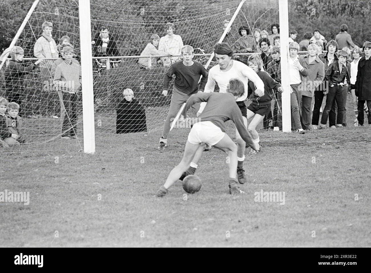 Street football in IJmuiden, Football, 19-10-1970, Whizgle Dutch News: Historic Images Tailored for the Future. Explore The Netherlands past with modern perspectives through Dutch agency imagery. Bridging yesterday's events with tomorrow's insights. Embark on a timeless journey with stories that shape our future. Stock Photo