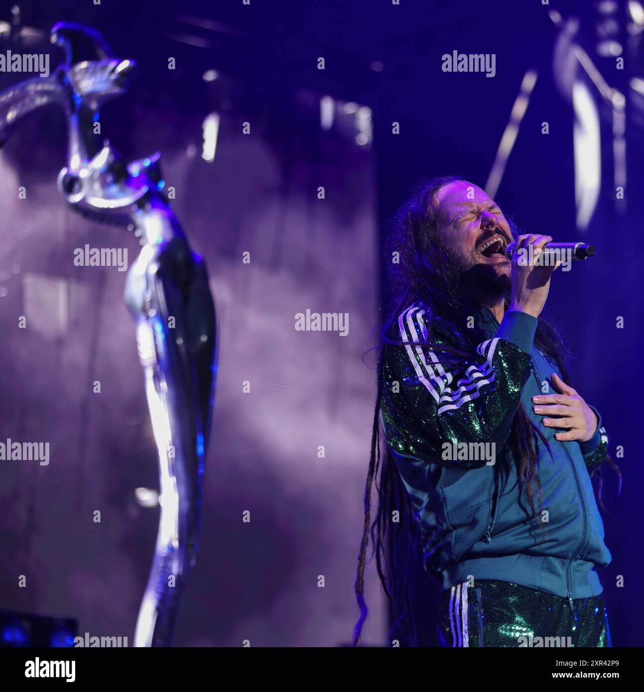 Jonathan Howsmon Davis live on stage with Metal Band Korn play