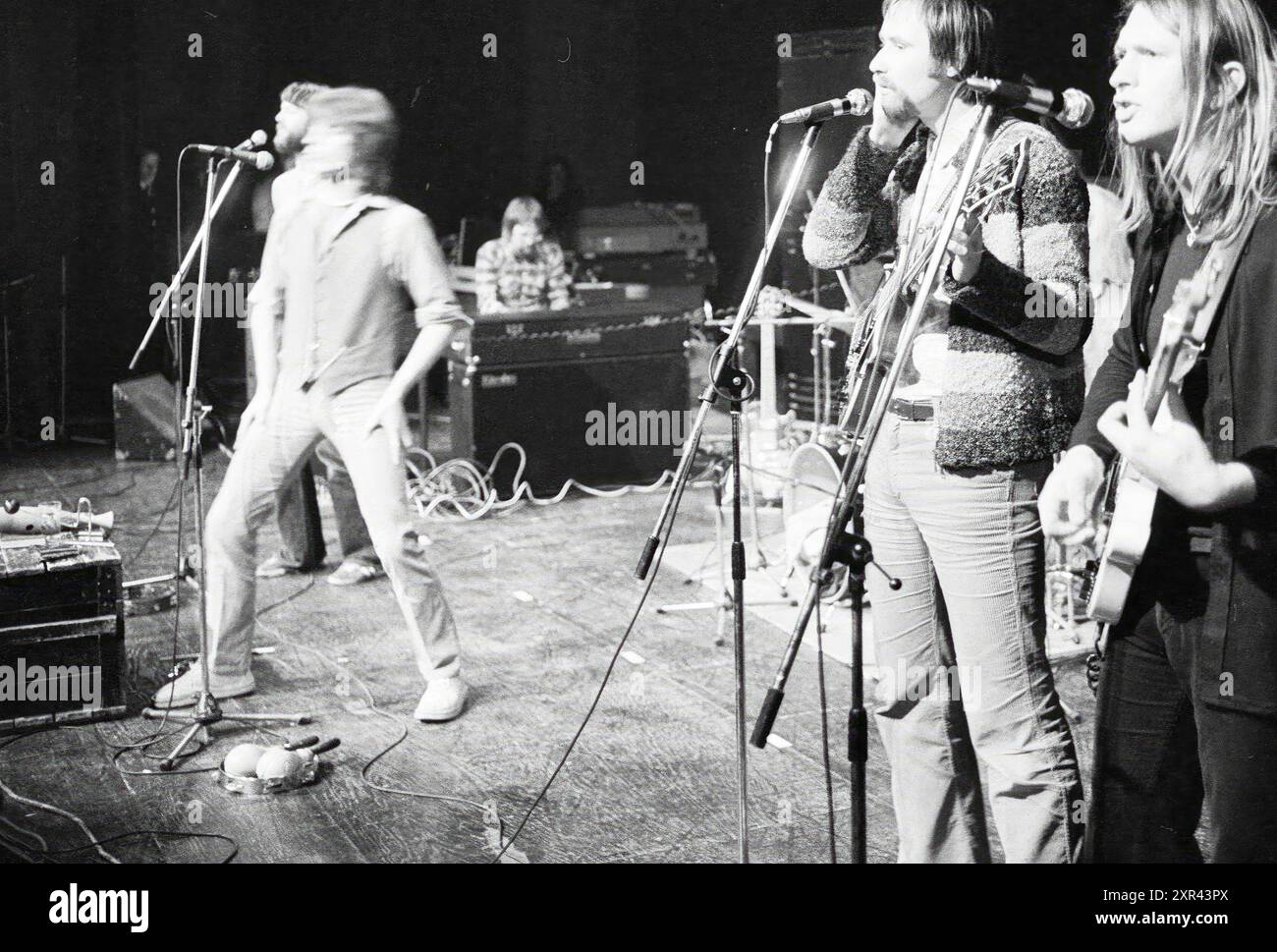 Performance band (two singers, two guitarists, keyboardist and drummer), 19-01-1979, Whizgle Dutch News: Historic Images Tailored for the Future. Explore The Netherlands past with modern perspectives through Dutch agency imagery. Bridging yesterday's events with tomorrow's insights. Embark on a timeless journey with stories that shape our future. Stock Photo
