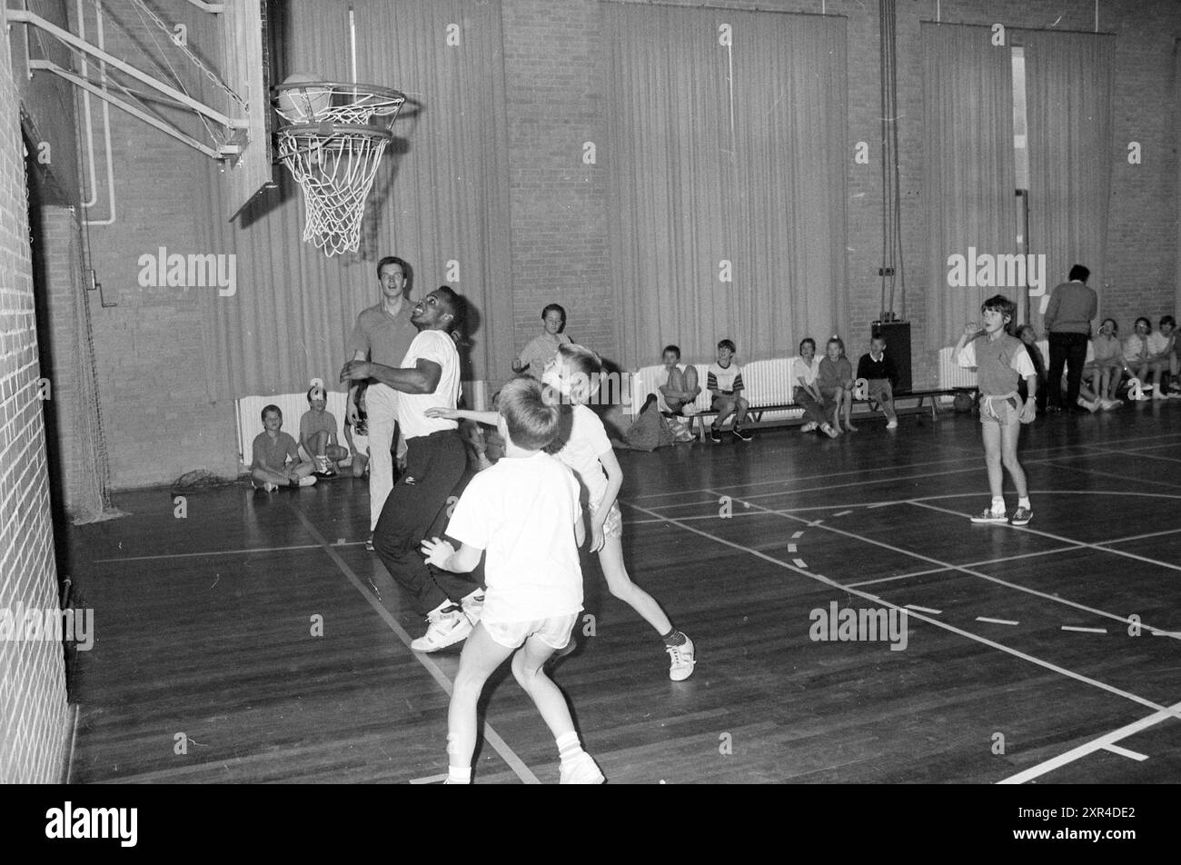Basketball training for children, 00-12-1988, Whizgle Dutch News: Historic Images Tailored for the Future. Explore The Netherlands past with modern perspectives through Dutch agency imagery. Bridging yesterday's events with tomorrow's insights. Embark on a timeless journey with stories that shape our future. Stock Photo
