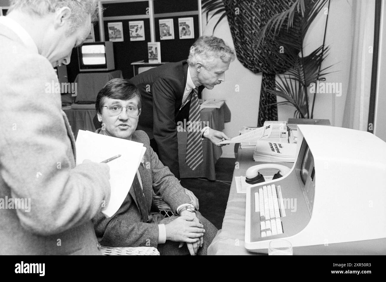 NCW conference in Zandvoort, demonstration computer, Zandvoort, 08-11-1984, Whizgle Dutch News: Historic Images Tailored for the Future. Explore The Netherlands past with modern perspectives through Dutch agency imagery. Bridging yesterday's events with tomorrow's insights. Embark on a timeless journey with stories that shape our future. Stock Photo