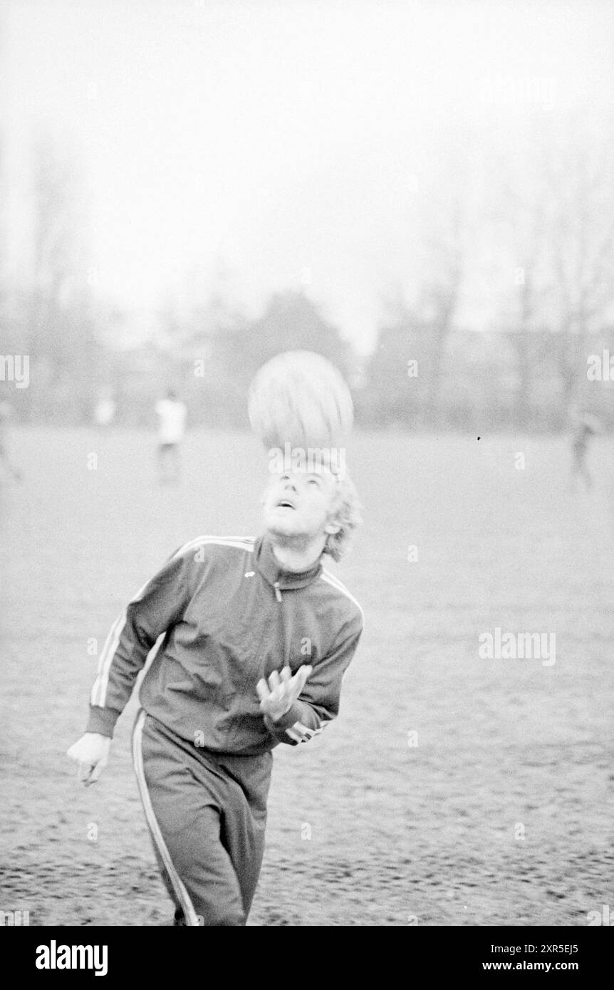 Boudewijn de Geer, HFC Haarlem (action), Football people and trainers, 08-01-1976, Whizgle Dutch News: Historic Images Tailored for the Future. Explore The Netherlands past with modern perspectives through Dutch agency imagery. Bridging yesterday's events with tomorrow's insights. Embark on a timeless journey with stories that shape our future. Stock Photo