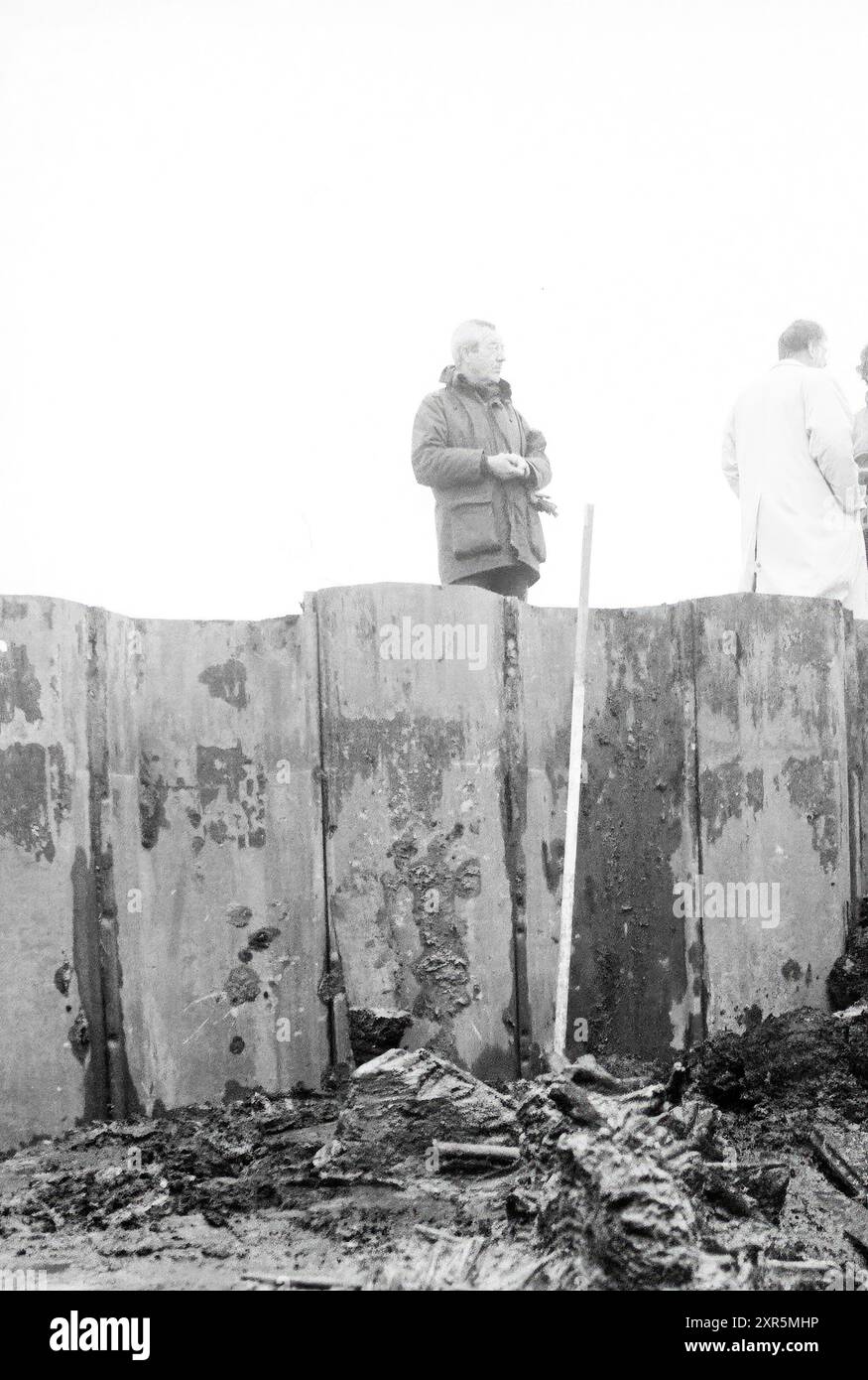 Archaeologist Wim Bosman (Velsen) and representatives of the Spaarnwoude recreational board during the excavation of prehistoric wickerwork of the just discovered fourth beach wall in the Veerpolder, Haarlem, Veerpolder, The Netherlands, 08-11-1994, Whizgle Dutch News: Historic Images Tailored for the Future. Explore The Netherlands past with modern perspectives through Dutch agency imagery. Bridging yesterday's events with tomorrow's insights. Embark on a timeless journey with stories that shape our future. Stock Photo