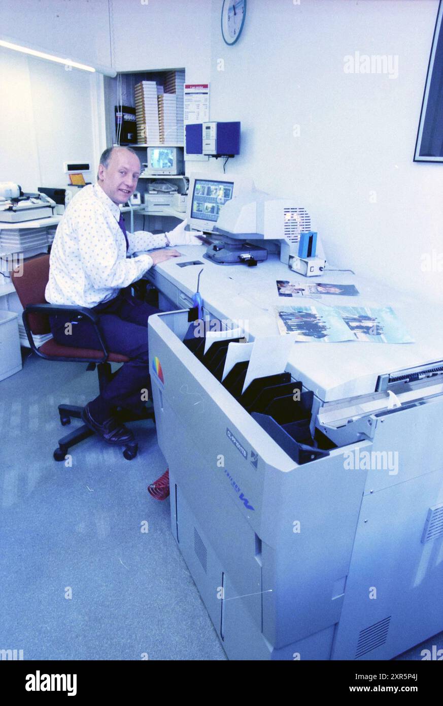 New printing machine, Niek Visser, 20-04-1998, Whizgle Dutch News: Historic Images Tailored for the Future. Explore The Netherlands past with modern perspectives through Dutch agency imagery. Bridging yesterday's events with tomorrow's insights. Embark on a timeless journey with stories that shape our future. Stock Photo