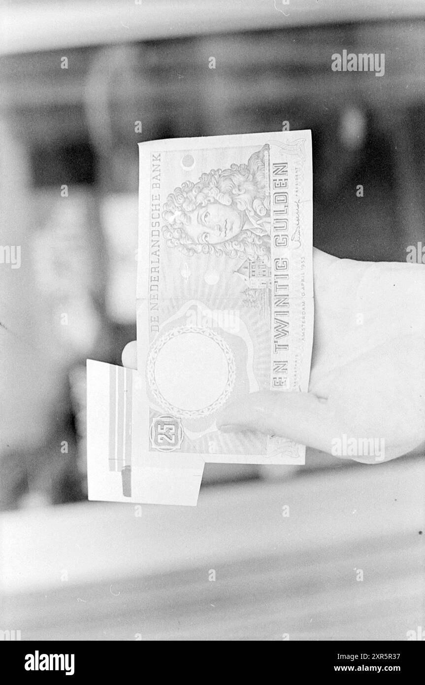 Note 25 guilders, money, 27-05-1971, Whizgle Dutch News: Historic Images Tailored for the Future. Explore The Netherlands past with modern perspectives through Dutch agency imagery. Bridging yesterday's events with tomorrow's insights. Embark on a timeless journey with stories that shape our future. Stock Photo