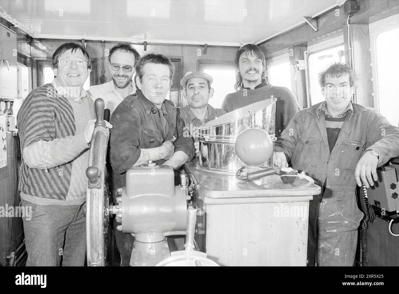 Crew of ship the Neptunes, IJmuiden, Ships, IJmuiden, The Netherlands, 29-02-1988, Whizgle Dutch News: Historic Images Tailored for the Future. Explore The Netherlands past with modern perspectives through Dutch agency imagery. Bridging yesterday's events with tomorrow's insights. Embark on a timeless journey with stories that shape our future. Stock Photo