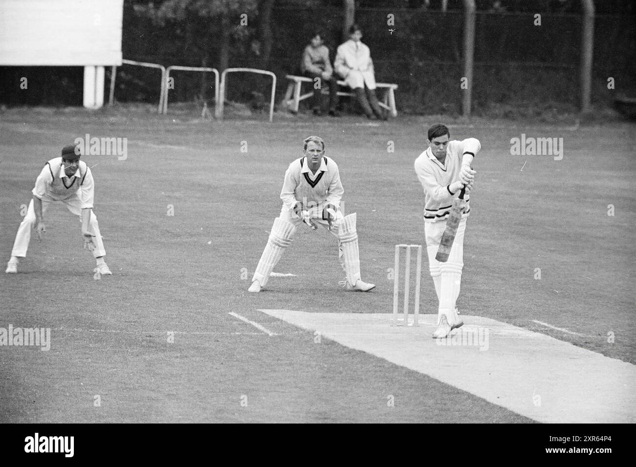 Red and White - H.C.C. II,Cricket, 23-06-1968, Whizgle Dutch News: Historic Images Tailored for the Future. Explore The Netherlands past with modern perspectives through Dutch agency imagery. Bridging yesterday's events with tomorrow's insights. Embark on a timeless journey with stories that shape our future. Stock Photo