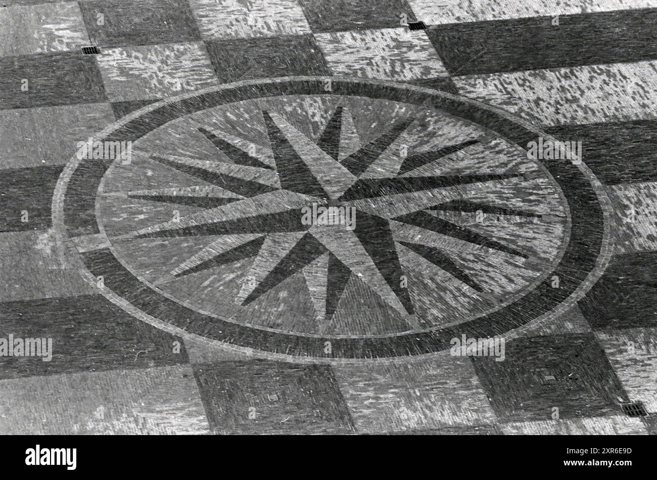 Precursor Wind Rose on the Grote Markt, Haarlem, Grote Markt, Nederland, 00-00-1966, Whizgle Dutch News: Historic Images Tailored for the Future. Explore The Netherlands past with modern perspectives through Dutch agency imagery. Bridging yesterday's events with tomorrow's insights. Embark on a timeless journey with stories that shape our future. Stock Photo
