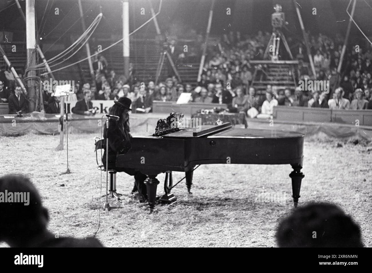 A pianist in Circus Toni Boltini, Whizgle Dutch News: Historic Images Tailored for the Future. Explore The Netherlands past with modern perspectives through Dutch agency imagery. Bridging yesterday's events with tomorrow's insights. Embark on a timeless journey with stories that shape our future. Stock Photo