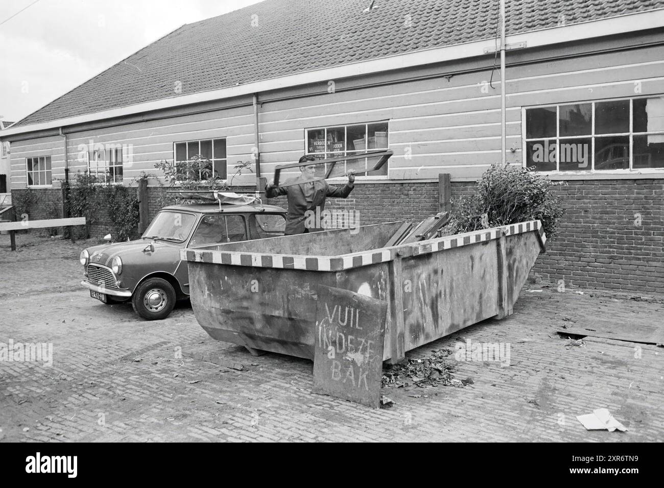 Dumping waste in bins, Garbage, 05-11-1968, Whizgle Dutch News ...