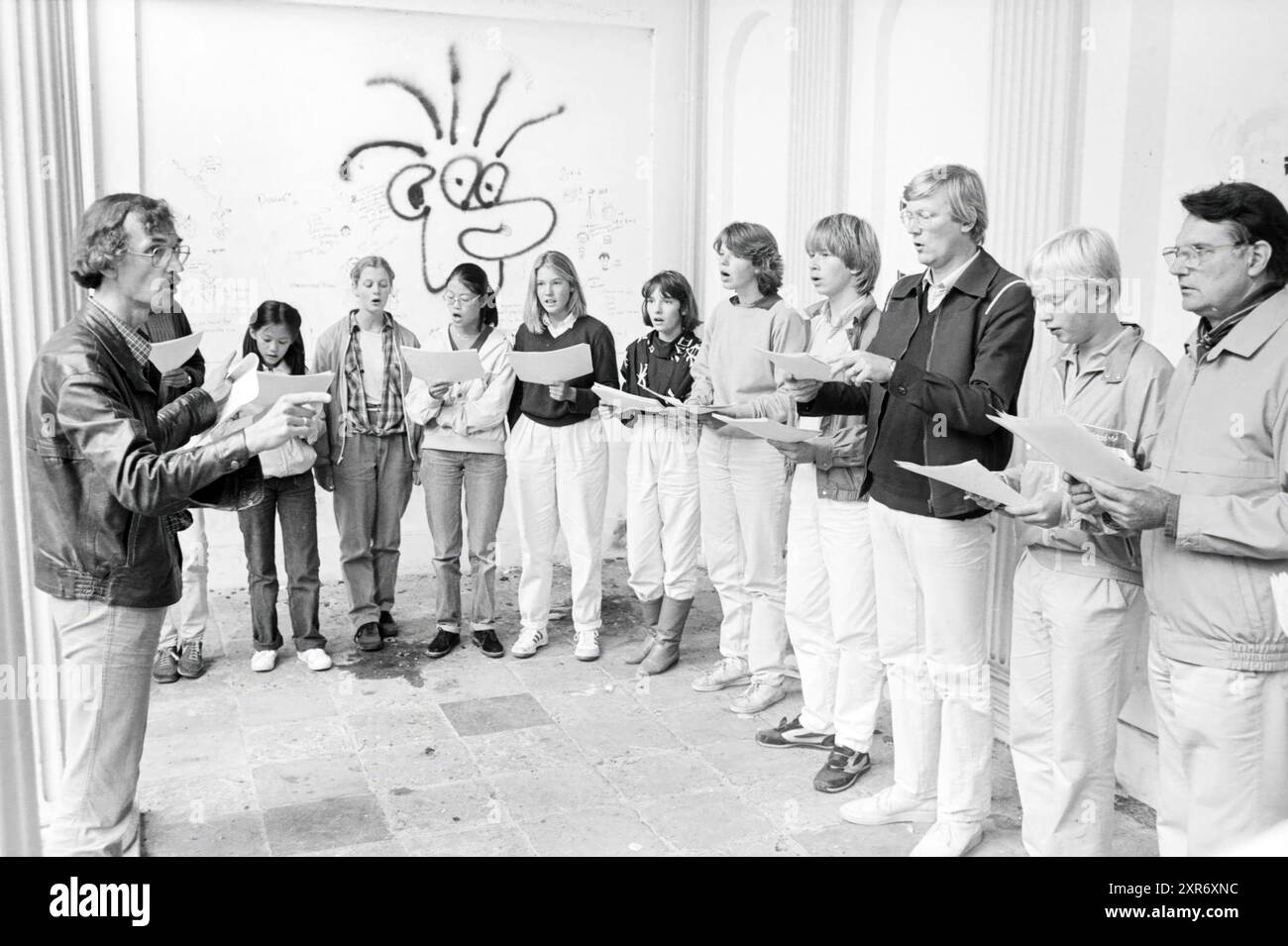 Prize giving ceremony for Haarlemmerhout walk. Choir consisting of teachers (Krimp, v Katwijk) and students from Stedelijk Gymnasium, Haarlem, Prinsenhof, The Netherlands, 05-09-1984, Whizgle Dutch News: Historic Images Tailored for the Future. Explore The Netherlands past with modern perspectives through Dutch agency imagery. Bridging yesterday's events with tomorrow's insights. Embark on a timeless journey with stories that shape our future. Stock Photo