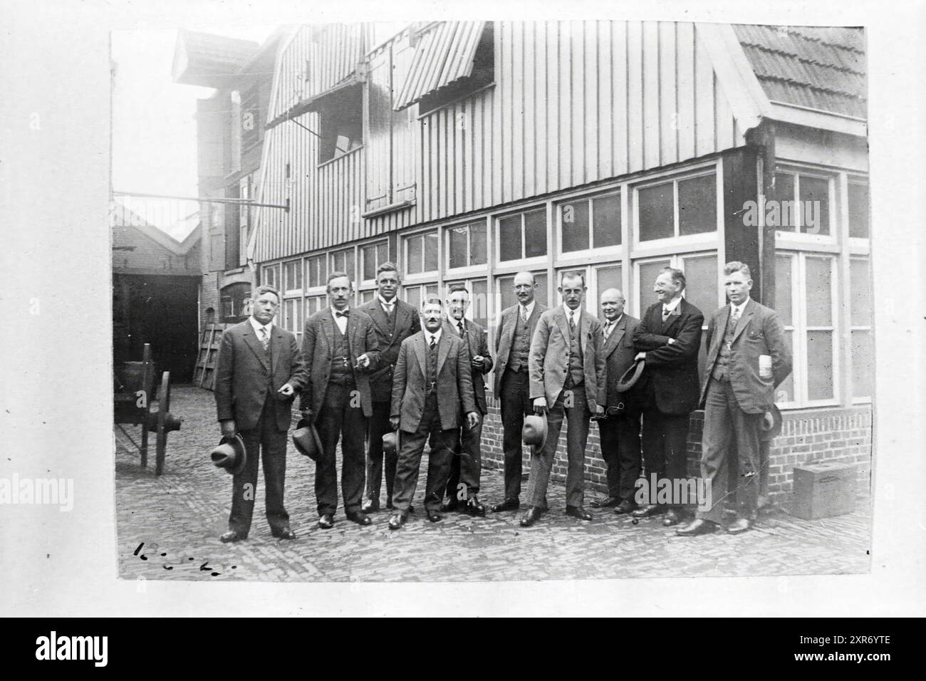 Photo of an old photo from album: group of gentlemen in Zandvoort; 1900-1920, Zandvoort, Whizgle Dutch News: Historic Images Tailored for the Future. Explore The Netherlands past with modern perspectives through Dutch agency imagery. Bridging yesterday's events with tomorrow's insights. Embark on a timeless journey with stories that shape our future. Stock Photo